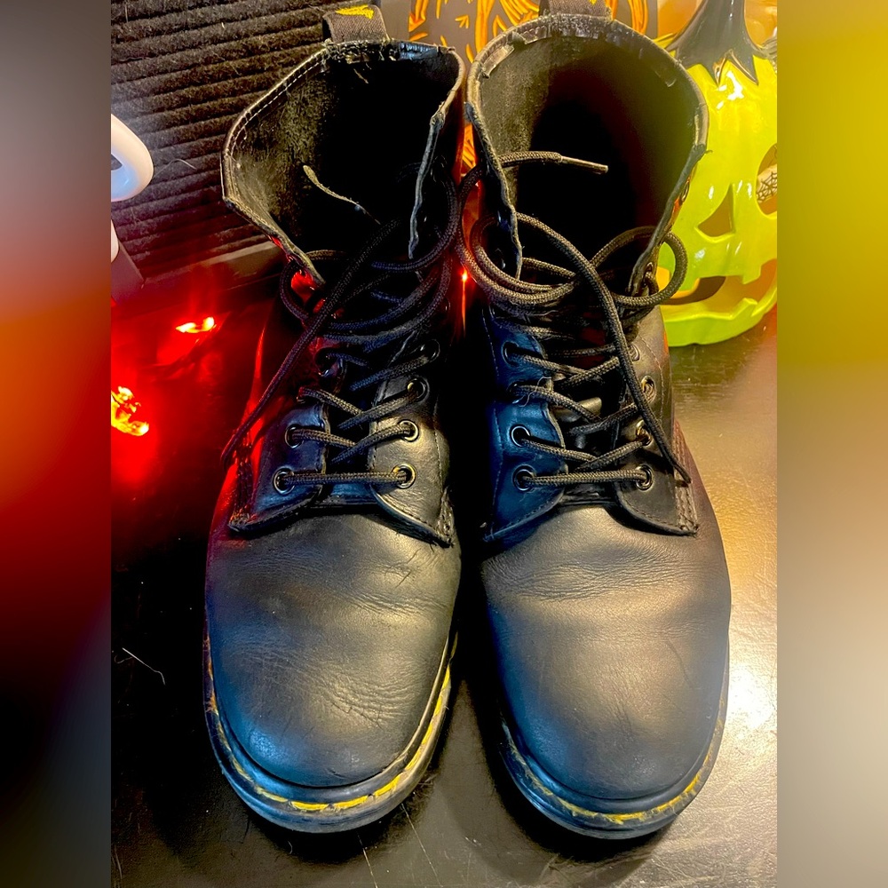 VINTAGE Doc Martens MADE IN ENGLAND OG 8 eye boots UK 8 / US Women’s 10 / EU 42